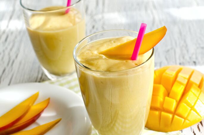 มะม่วงและส้มโยเกิร์ตปั่นสำหรับการลดน้ำหนัก