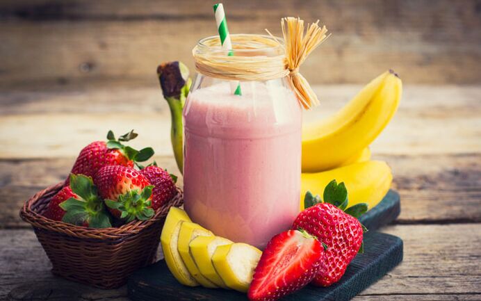 สมูทตี้ผลไม้กับกล้วยและสตรอว์เบอร์รี่ในอาหารของผู้ที่ต้องการลดน้ำหนัก