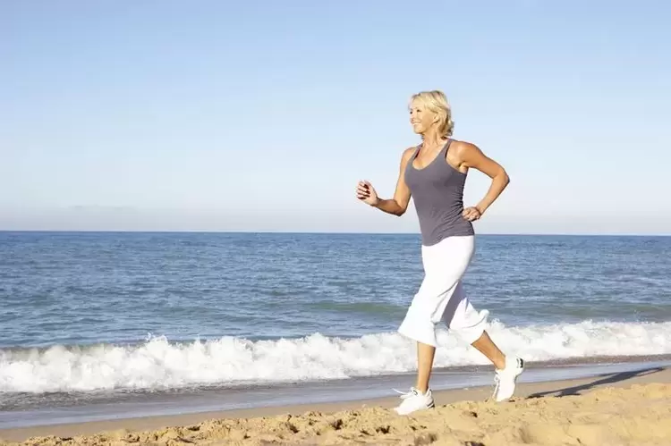 ผู้หญิงอายุมากวิ่งจ๊อกกิ้งเพื่อลดน้ำหนักและการทำงานของหัวใจที่ดี