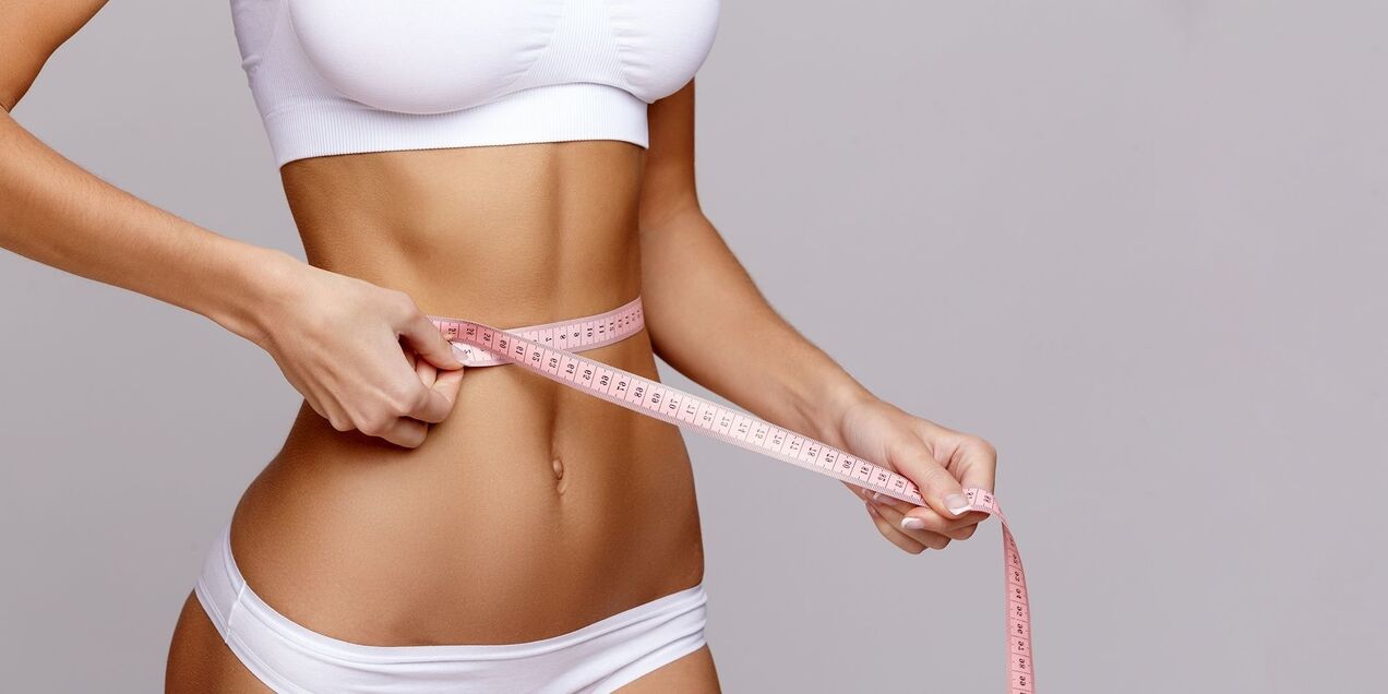 หญิงสาวบรรลุผลที่ต้องการในการลดน้ำหนักโดยปฏิบัติตามหลักการรับประทานอาหาร