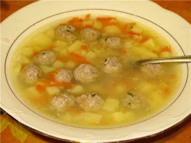 ซุปกับผักและลูกชิ้น - อาหารจานเบาในเมนูอาหารประจำสัปดาห์